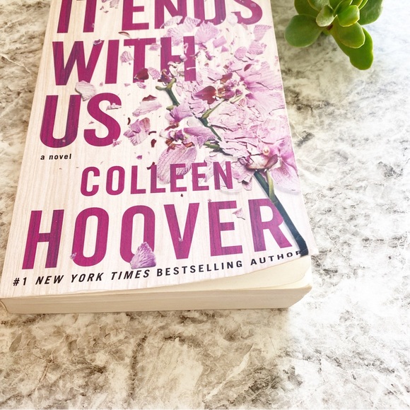 It Ends With Us Colleen Hoover Paperback - Picture 2 of 3
